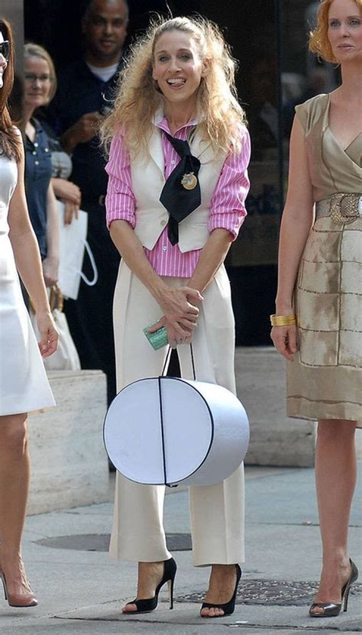 Unveiling The Weight Of A Fashion Icon: How Much Does Carrie Bradshaw Weigh?